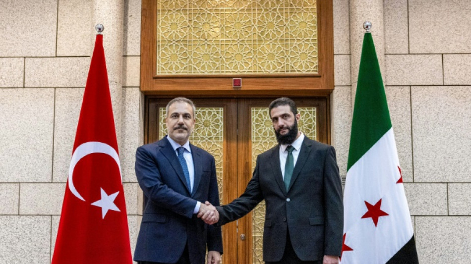 El nuevo hombre fuerte de Siria declara que todas las armas quedar&aacute;n bajo control estatal