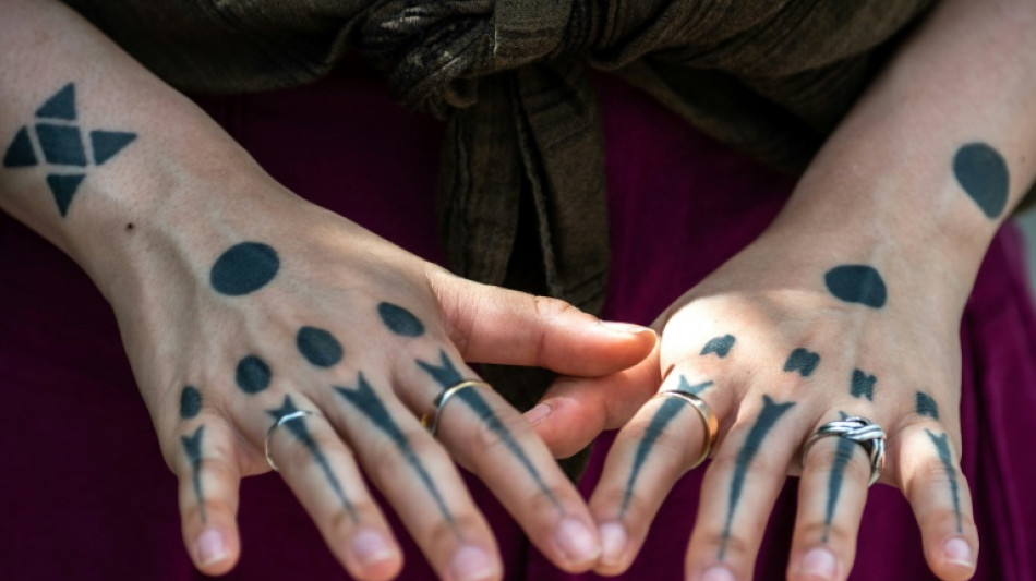 Autrefois banni, le tatouage d'Okinawa red&eacute;couvert par les jeunes g&eacute;n&eacute;rations