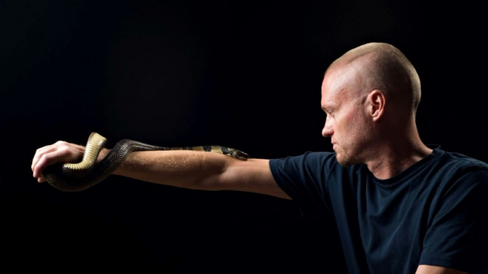 Mordu par des serpents à 200 reprises pour aider à trouver un antivenin universel