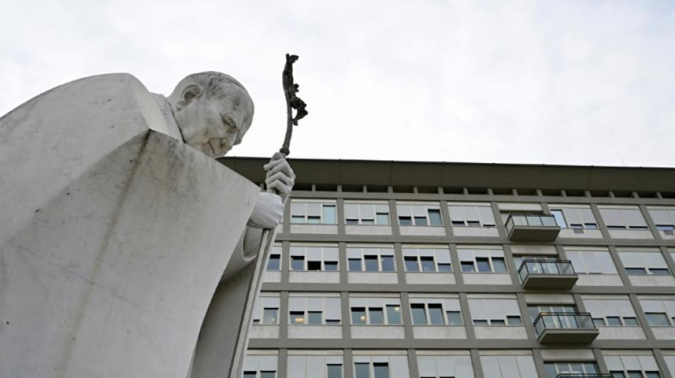 El papa se recupera en el hospital y visita a los ni&ntilde;os enfermos 