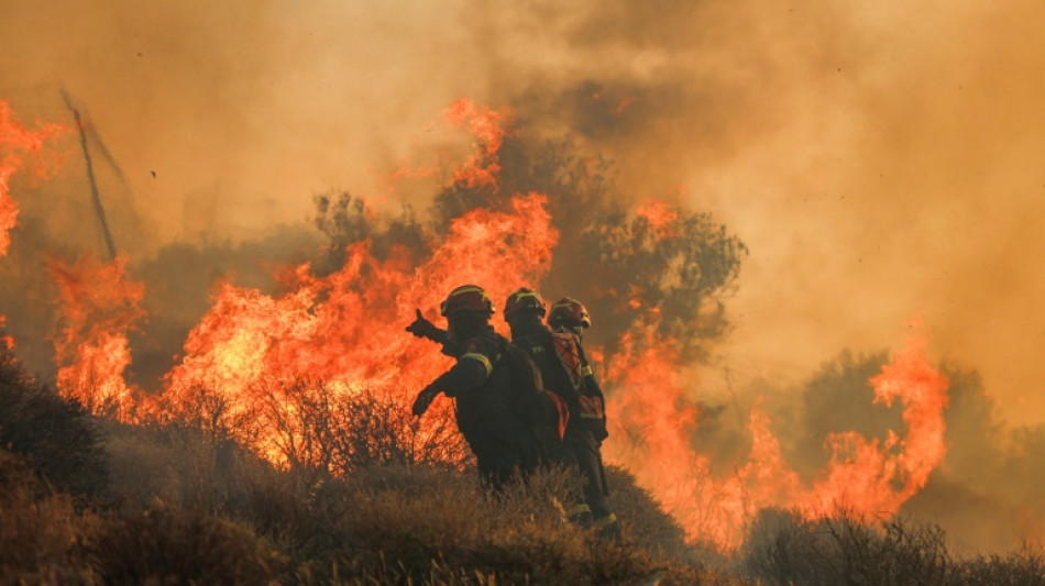 Miles de evacuados por violentos incendios en zonas turísticas de Grecia y Turquía