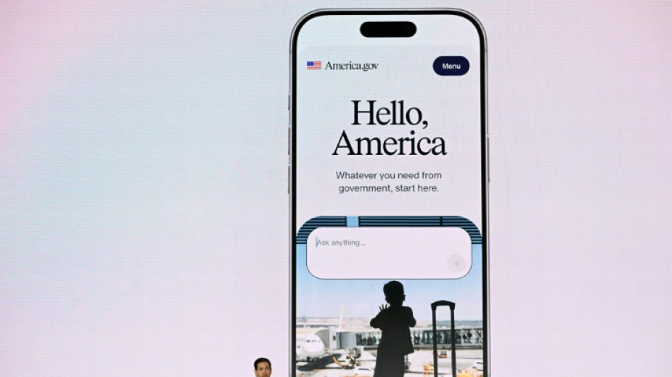 El nuevo chatbot del gobierno de EEUU contradice a Trump y luego modera sus respuestas