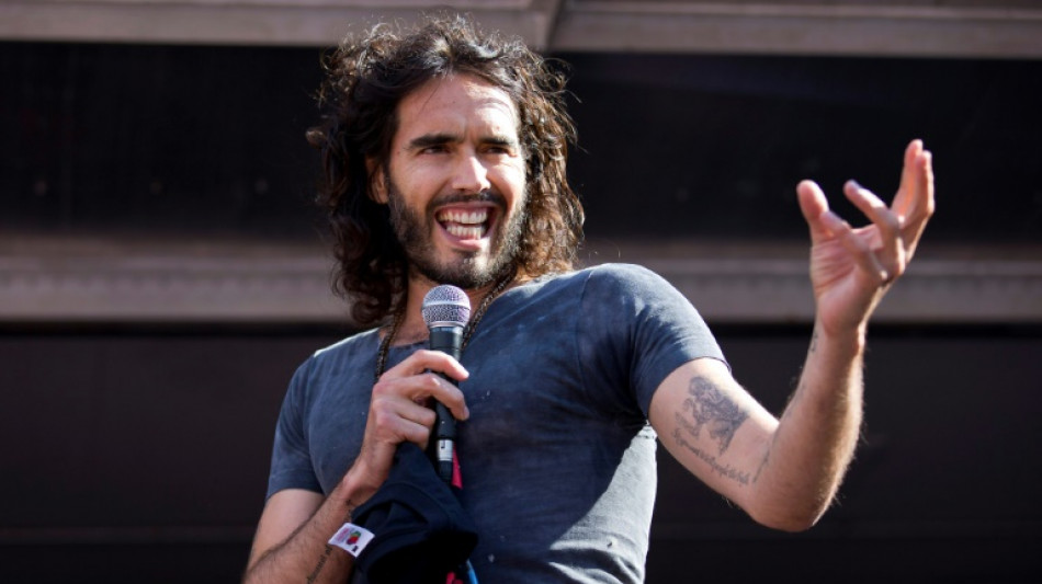 Poursuivi pour viols, le comédien britannique Russell Brand devant le tribunal
