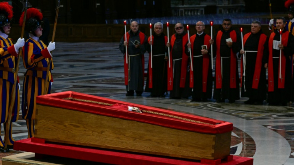 Les fidèles affluent à la basilique Saint-Pierre pour saluer la dépouille du pape