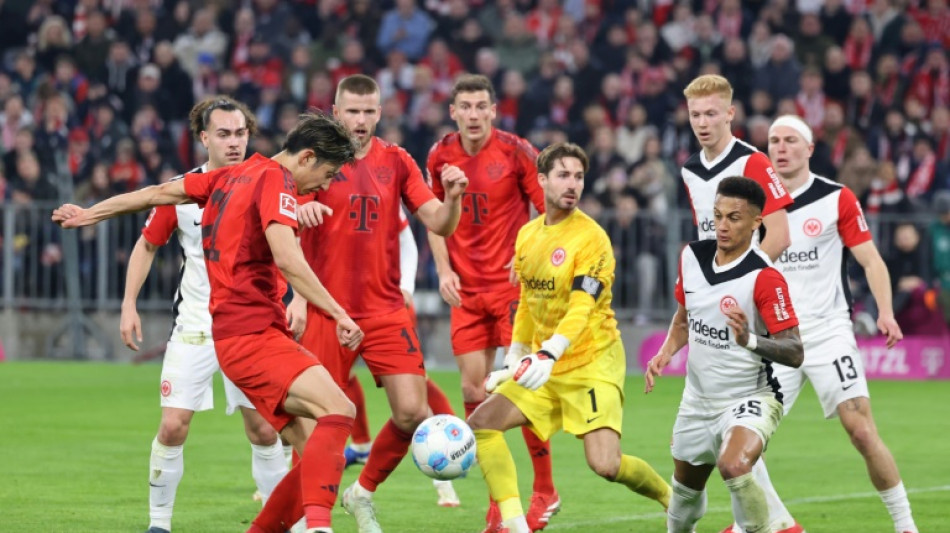L&iacute;der Bayern goleia Eintracht (4-0) e mant&eacute;m sua vantagem sobre o Leverkusen
