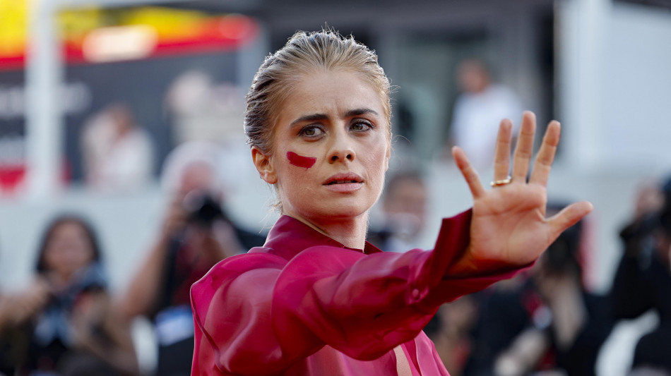 Greta Scarano sul red carpet a Venezia richiama l'attenzione contro i femminicidi