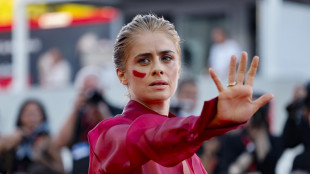 Greta Scarano sul red carpet a Venezia richiama l'attenzione contro i femminicidi