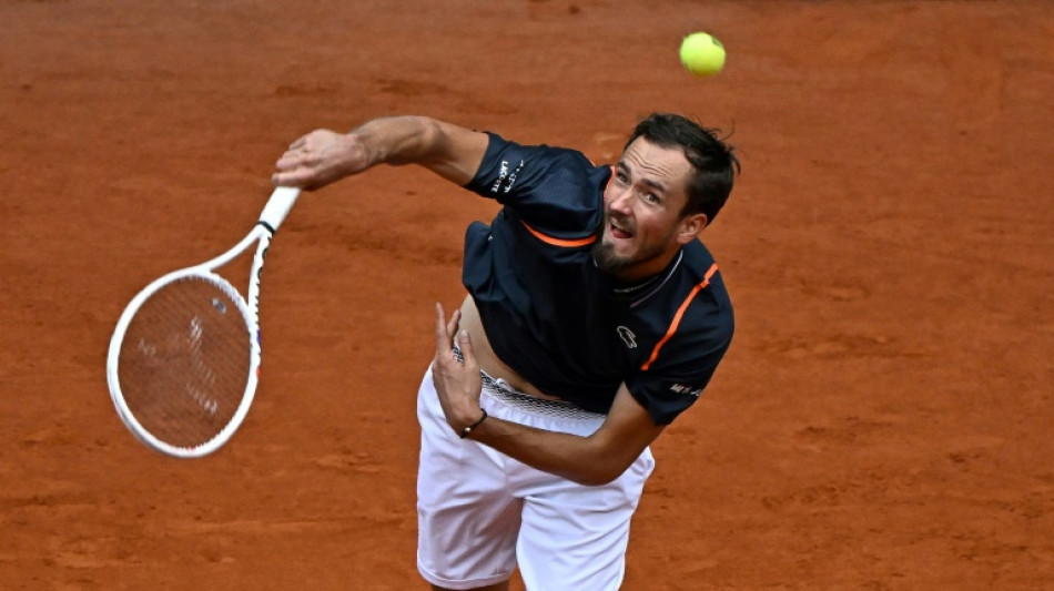 Medvedev avanza, Cach&iacute;n y B&aacute;ez contin&uacute;an en Madrid
