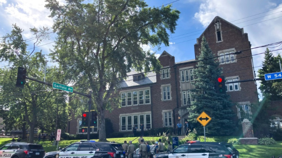 Duas crian&ccedil;as morrem e 17 pessoas ficam feridas em massacre em igreja nos EUA