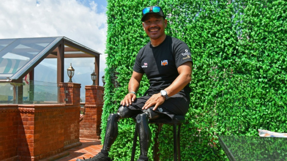 Un v&eacute;t&eacute;ran des Gurkhas amput&eacute; des deux jambes atteint le sommet de l'Everest