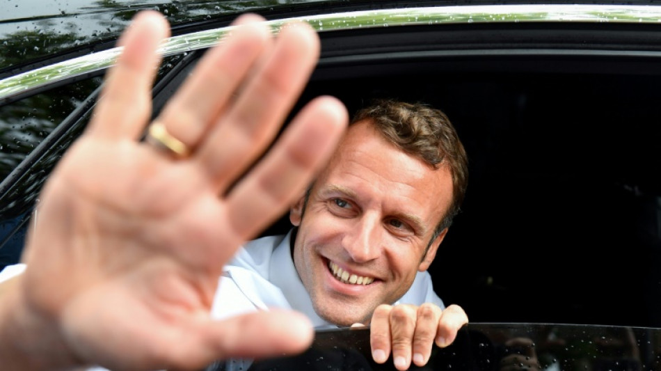 Macron vu par les sondeurs: une popularit&eacute; "&eacute;lev&eacute;e", mais toujours "sujet de crispation"