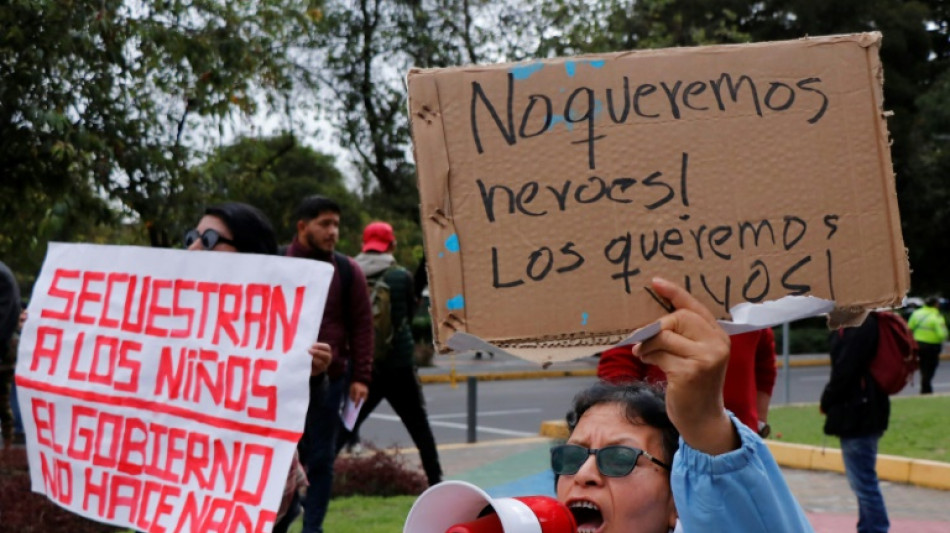 Protestan en Ecuador por la desaparici&oacute;n de cuatro adolescentes tras un operativo militar