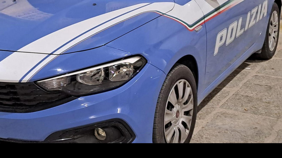 Adesca su Instagram una tredicenne e la violenta, preso