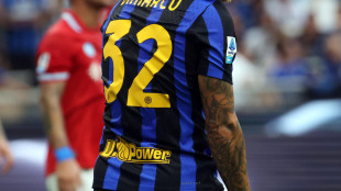 Inter: lieve distorsione al ginocchio per Dimarco