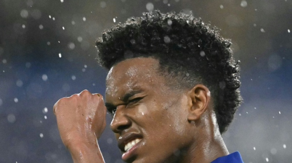 Estêvão marca e Chelsea goleia Ajax (5-1) na Champions