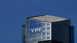 Argentina no debe entregar acciones de YPF mientras se resuelven apelaciones en EEUU