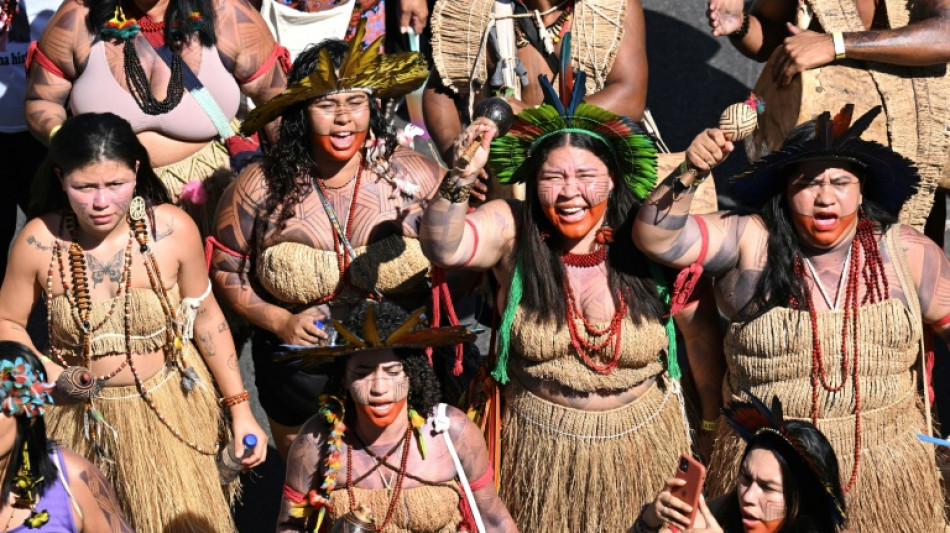 Milhares de mulheres ind&iacute;genas marcham em Bras&iacute;lia contra Marco Temporal