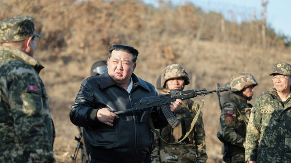 L&iacute;der norte-coreano manipula arma ao inspecionar base de treinamento
