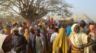Os 137 alunos sequestrados em escola na Nig&eacute;ria voltam para suas fam&iacute;lias