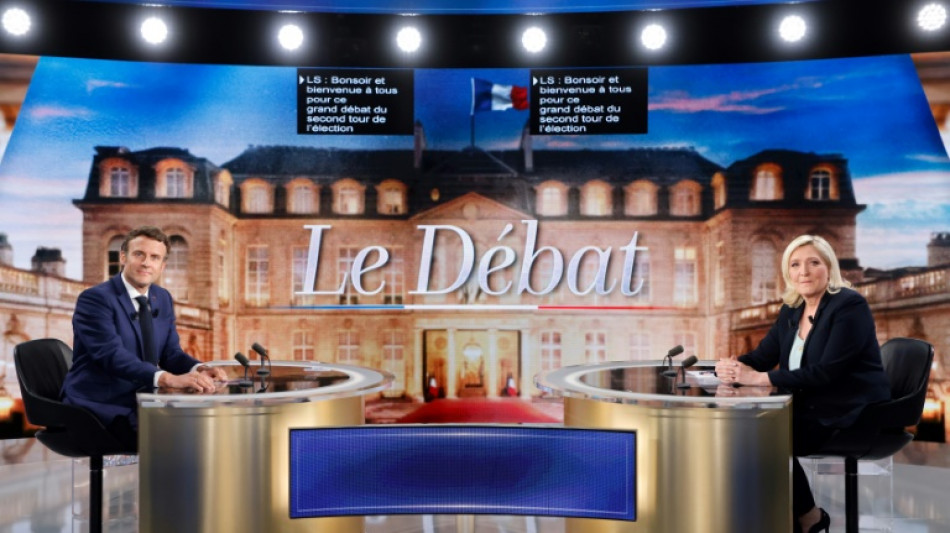 Pr&eacute;sidentielle: apr&egrave;s un d&eacute;bat muscl&eacute;, retour sur le terrain pour Macron et Le Pen