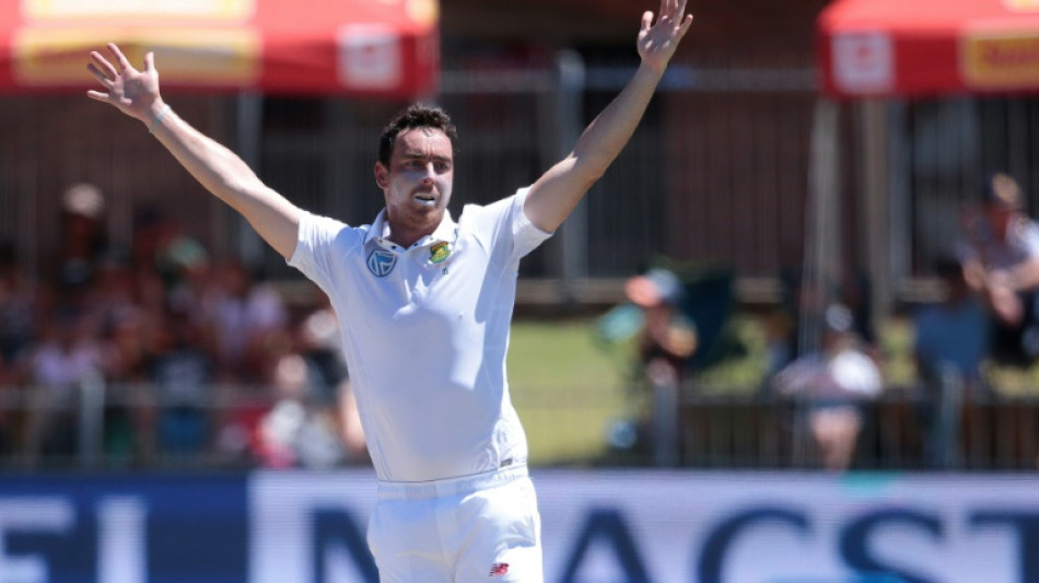 Abbott hat-trick helps title-chasers Hampshire beat Gloucestershire