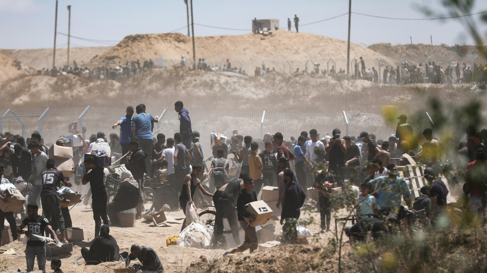 Media, 'oltre 40 palestinesi uccisi oggi a Gaza'